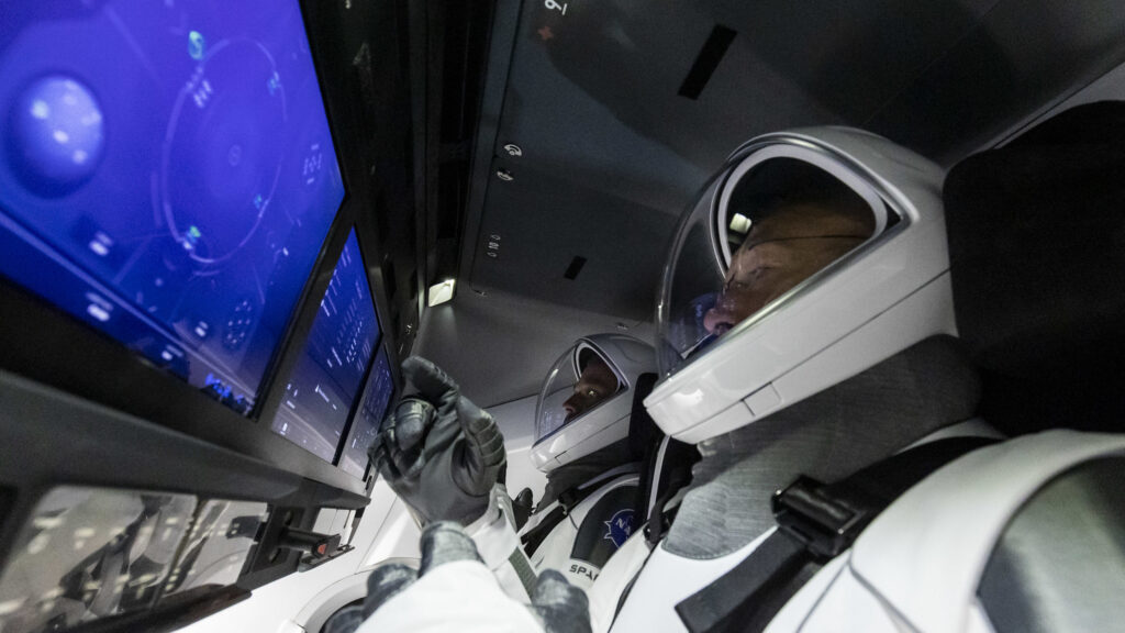 Info Shymkent - Inside of the modern Crew Dragon (Image: SpaceX)