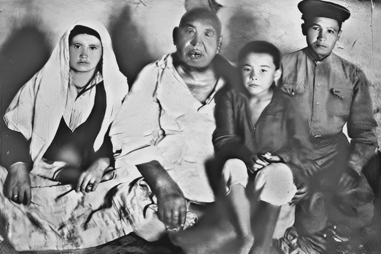 Info Shymkent - Photo of Kazakh Wrestler Kazhymukan Munaitpasov with family in his late years