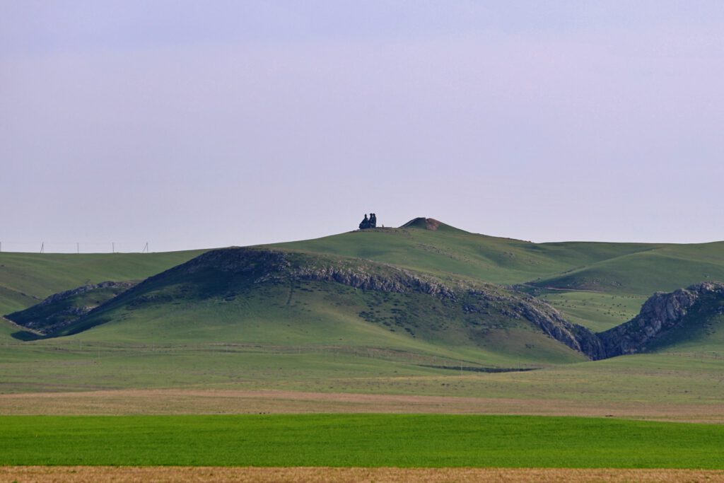 Info Shymkent - "Three Bi's" monument of Ordabasy from the distance