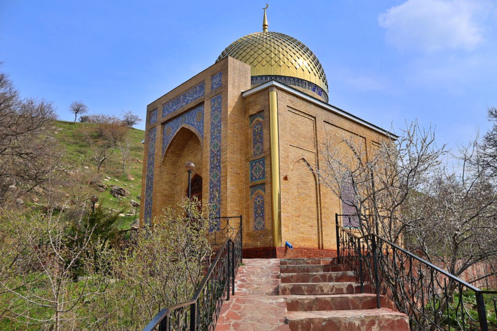 Info Shyment - The Akbura mausoleum is located in a beautiful garden like valley