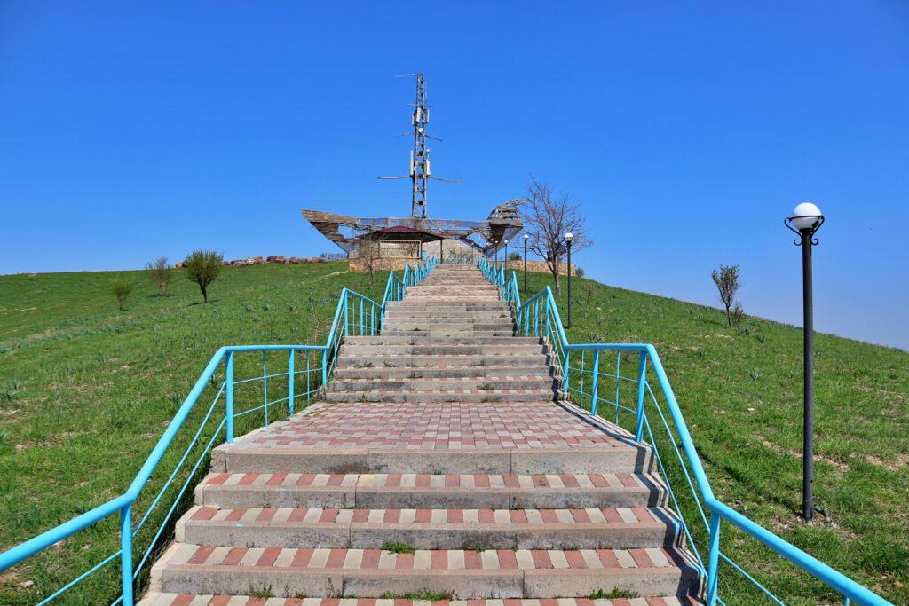 Info Shymkent - Steps following uphill to the Keme Kalgan monument near Shymkent