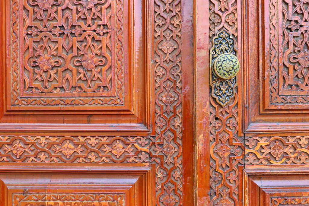 Info Shymkent - Wooden door of the Akbura mausoleum at the Kazygurt mountain