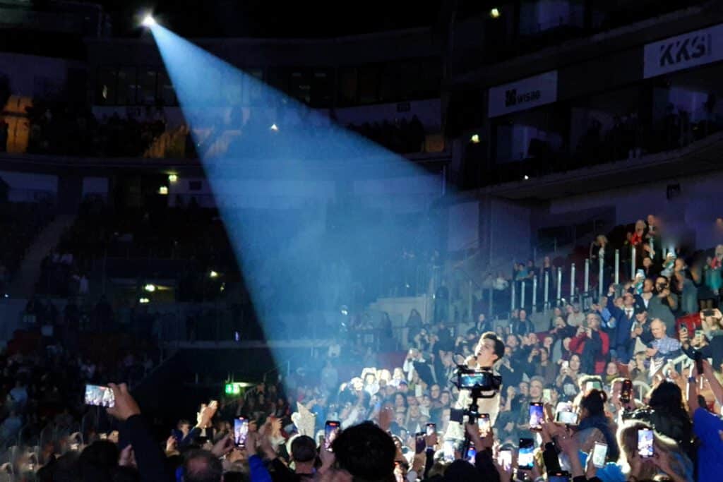 Info Shymkent - Kazakh singer Dimash Kudaibergen is singing between his audience during his concert in Düsseldorf