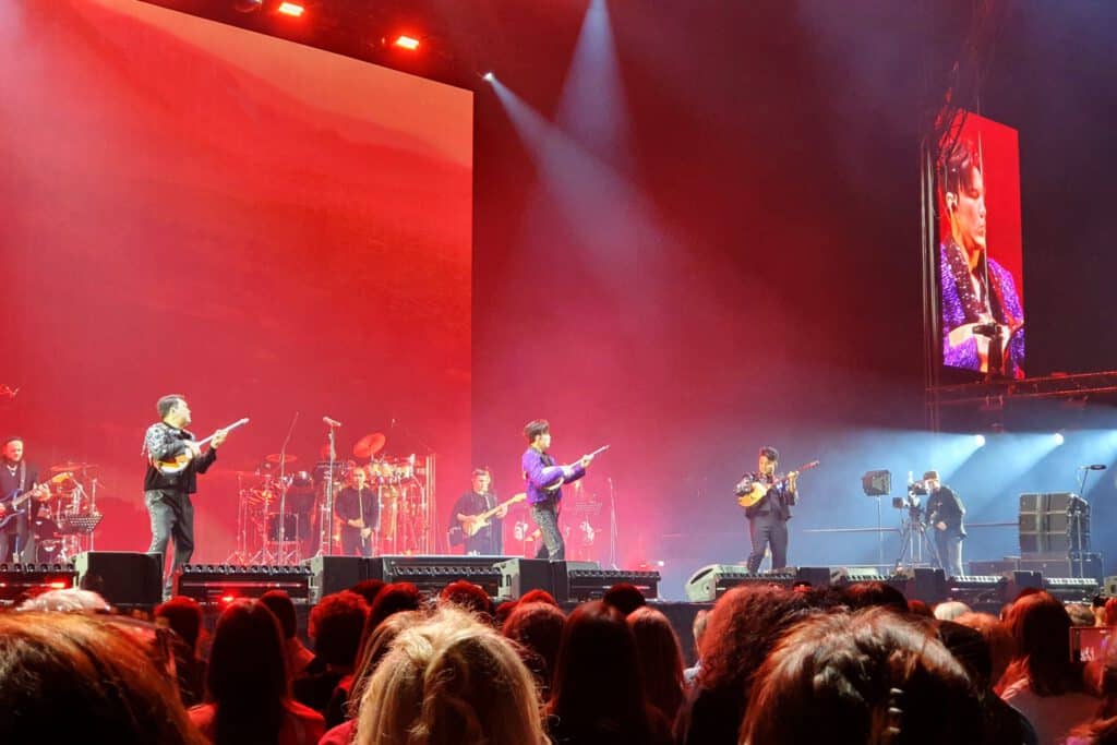 Info Shymkent - Dimash and his friends playing Kazakh Dombras during his concert in Düsseldorf